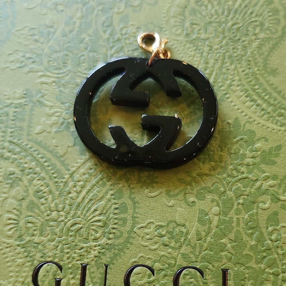 Gucci Black Logo Pendant with Gold Clasp - Picture 7 of 8